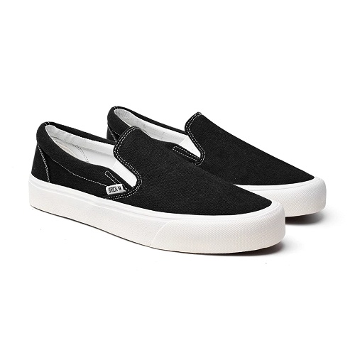 Sepatu lokal mirip Vans Classic Slip-On.