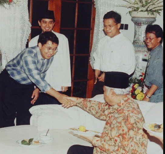 Foto lawas Fadli Zon saat berjabat tangan dengan Soeharto kembali viral di media sosial. (Tangkapan layar/X)
