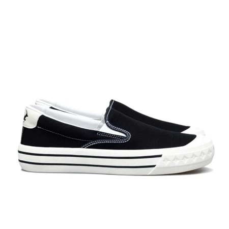 Sepatu lokal mirip Vans Classic Slip-On.