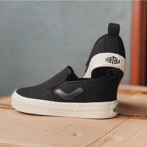 Sepatu lokal mirip Vans Classic Slip-On.