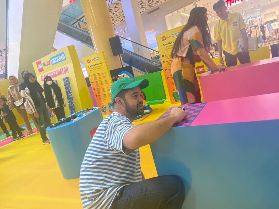 Ryan Adriandhy dalam gelaran Lego Playground di Main Atrium Gandaria City, Jumat (14/6/2025). (Suara.com/Fajar Ramadhan)