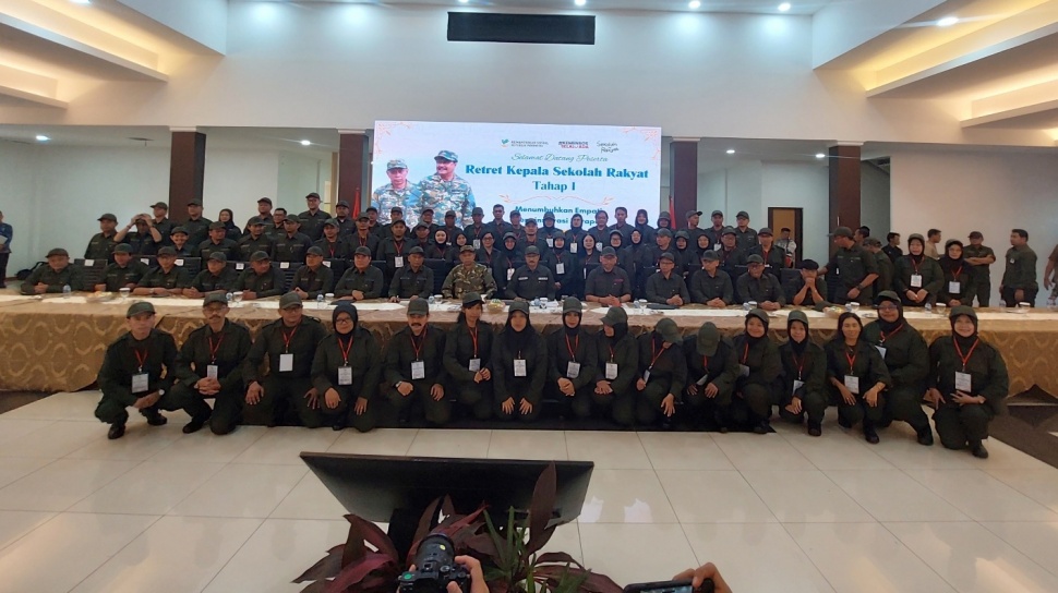 Menteri Sosial Saifullah Yusuf (Gus Ipul) (tengah) menggelar retreat selama lima hari untuk 53 Kepala Sekolah Rakyat di selurih Indonesia, Jakarta, Selasa (17/6/2025). [Suara.com/Lilis]