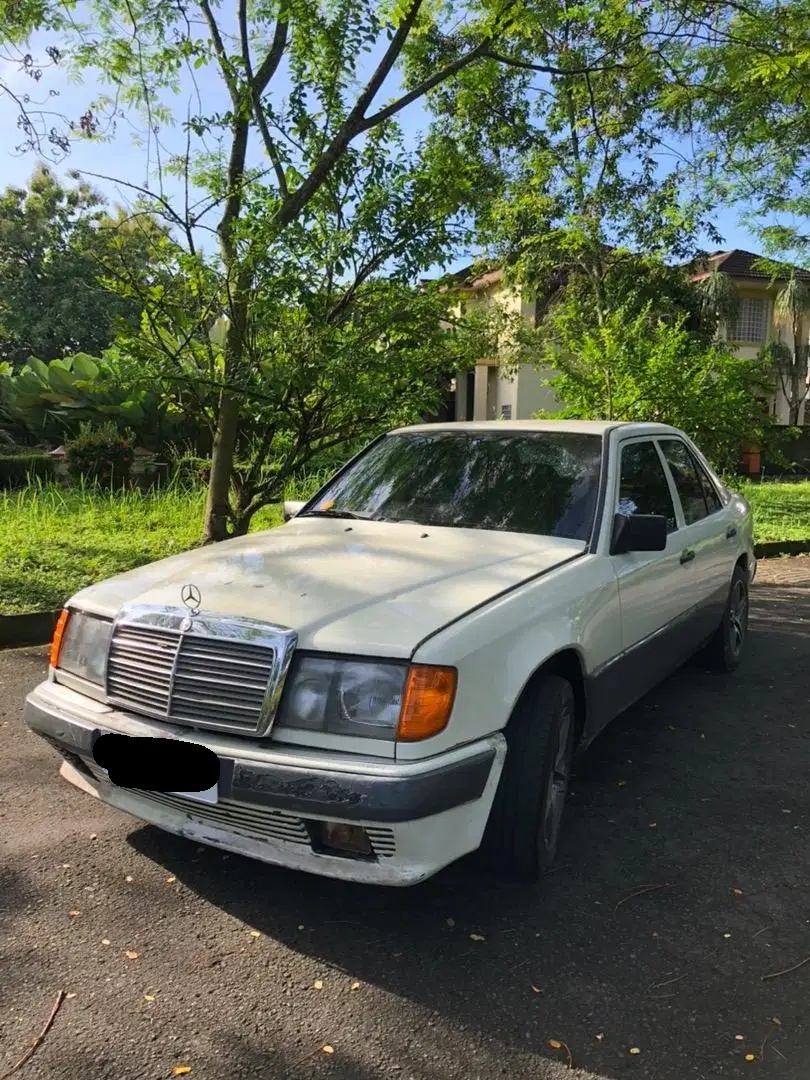 Mercedes Benz E300 (1986). (OLX)