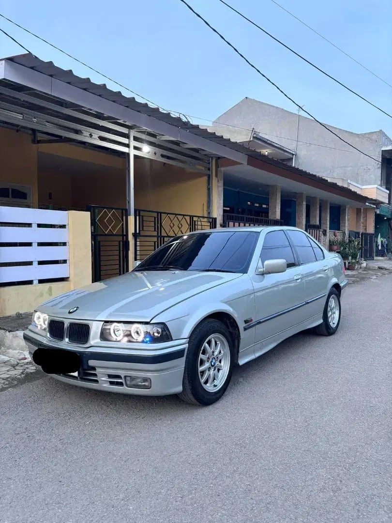 BMW 318i (1996). (OLX)