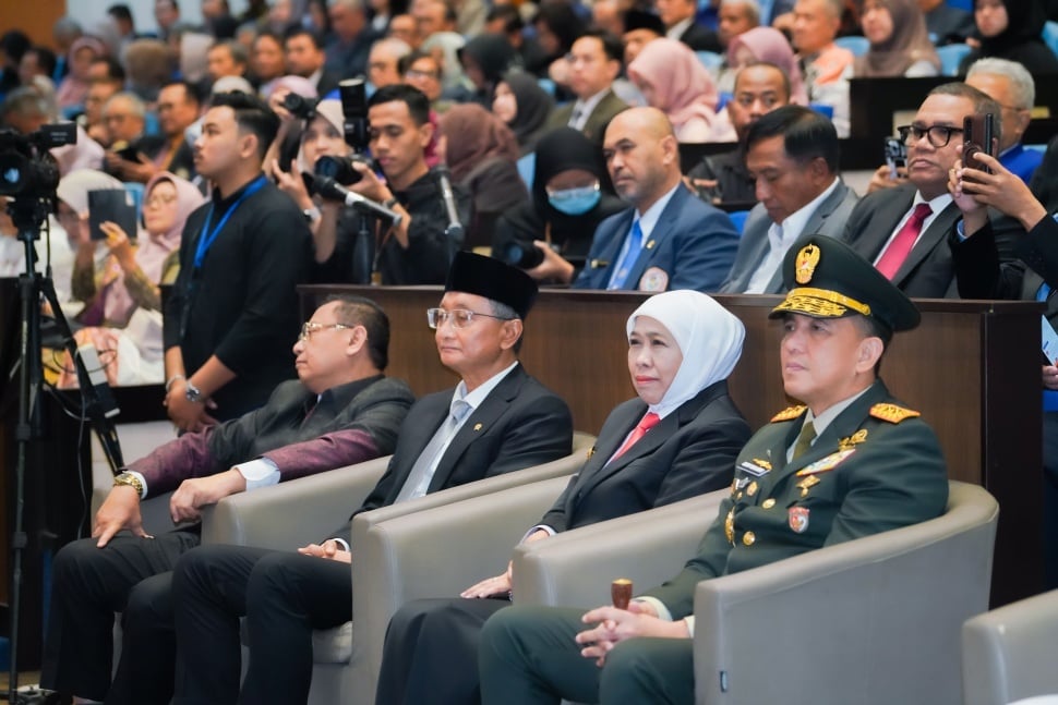 Gubernur Jatim, Khofifah Indarparawansa dalam Upacara Pelantikan yang digelar di Aula Garuda Mukti lt. 5 Kantor Manajemen Universitas Airlangga Kampus MERR C Surabaya pada Selasa (17/6/2025). (Dok: Pemprov Jatim)