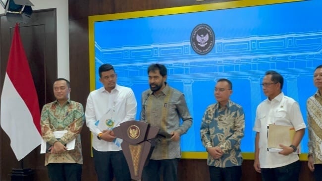 Gubernur Aceh Muzakir menyampaikan keterangan perihal 4 pulau yang sebelumnya menjadi polemik. Muzakir Manaf didampingi Wakil Ketua DPR Sufmi Dasco Ahmad, Mendagri Tito Karnavian, Gubernur Sumut Muzakir Manaf, Mensesneg AM Prasetyo di Kantor Presiden, komplek Istana Kepresidenan Jakarta, Selasa 17 Juni 2025. [Suara.com/Novian]