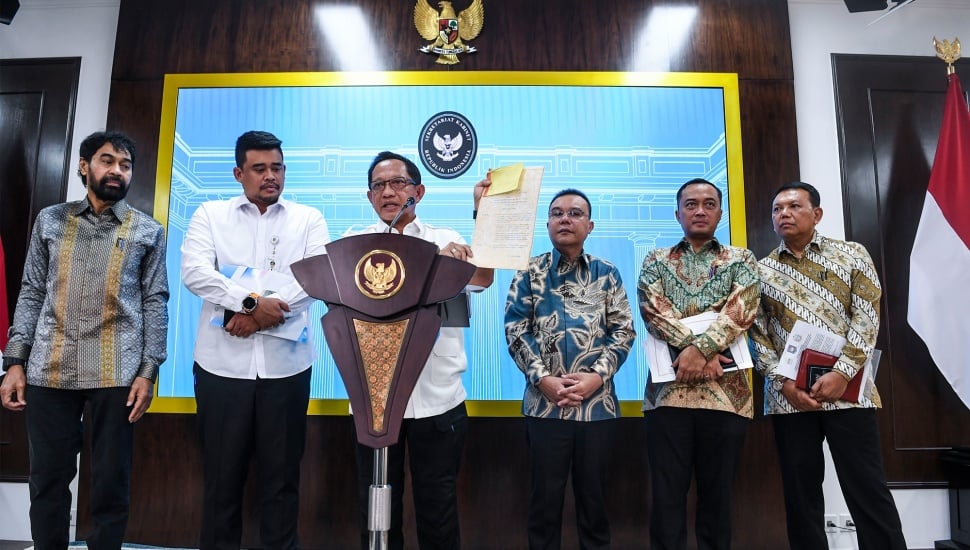 Mendagri Tito Karnavian (ketiga kiri) bersama Wakil Ketua DPR Sufmi Dasco Ahmad (ketiga kanan), Mensesneg Prasetyo Hadi (kedua kanan), Wamensesneg Bambang Eko Suhariyanto (kanan), Gubernur Sumatera Utara Bobby Nasution (kedua kiri) dan Gubernur Aceh Muzakir Manaf (kiri) memberikan keterangan pers usai mengikuti rapat terbatas dengan Presiden Prabowo Subianto secara daring di Kantor Presiden, Selasa (17/6/2025). [ANTARA FOTO/Galih Pradipta/bar]