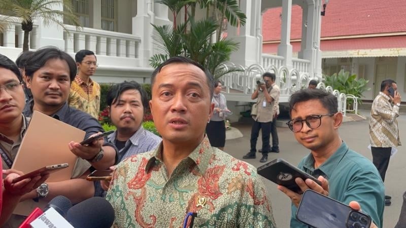 Menteri Sekretaris Negara Prasetyo Hadi menanggapi pembentukan lima kodam dan perekrutan 24 ribu tamtama di Istana Kepresidenan Jakarta, Rabu 18 Juni 2025. [Suara.com/Novian]