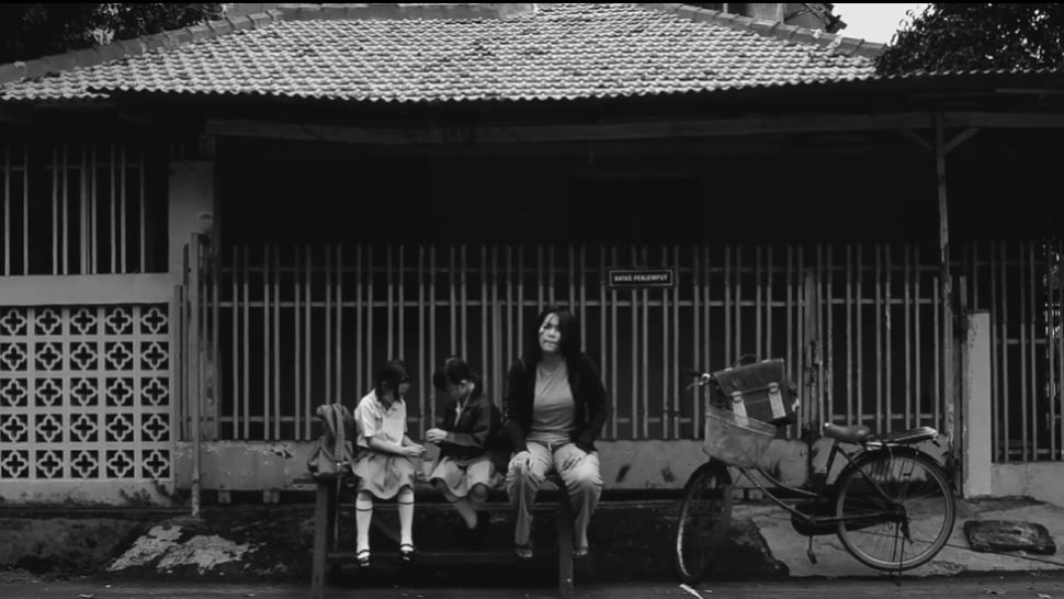 Potongan film 'Langit Masih Gemuruh' karya sutradara Jason Iskandar, tahun 2015. Film pendek berdurasi 10 menit ini menceritakan tentang tragedi Mei 1998. [Studi Antelope/Button Ijo]