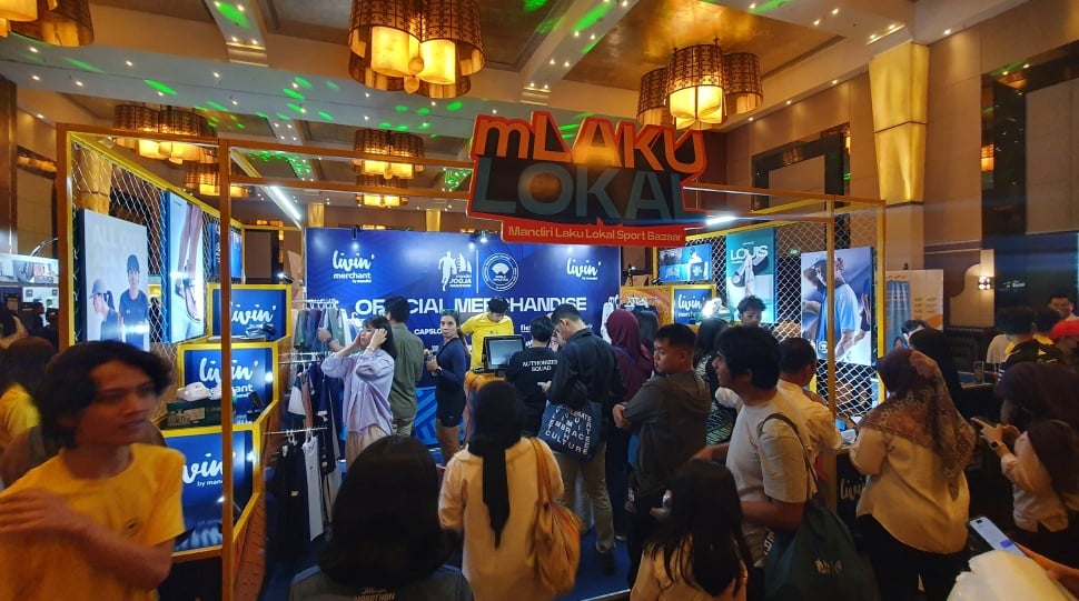 Booth Mlaku Lokal yang menjual official merchandise hasil kolaborasi Mandiri Jogja Marathon dan brand-brand lokal diserbu pengunjung di Royal Ambarrukmo Yogyakarta, Kamis (19/6/2025). [Hiskia/Suarajogja]
