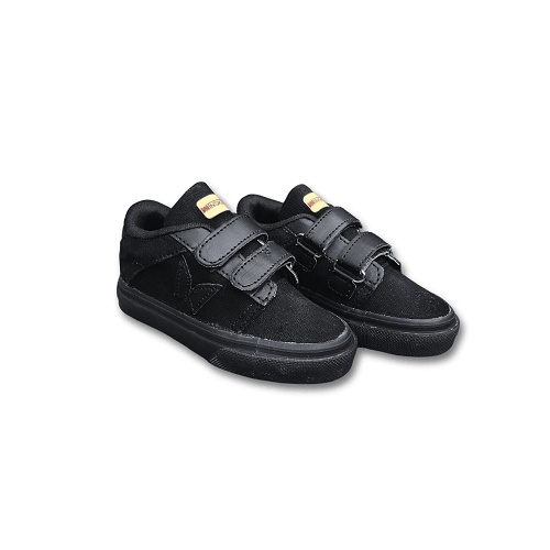 Sepatu sekolah hitam.