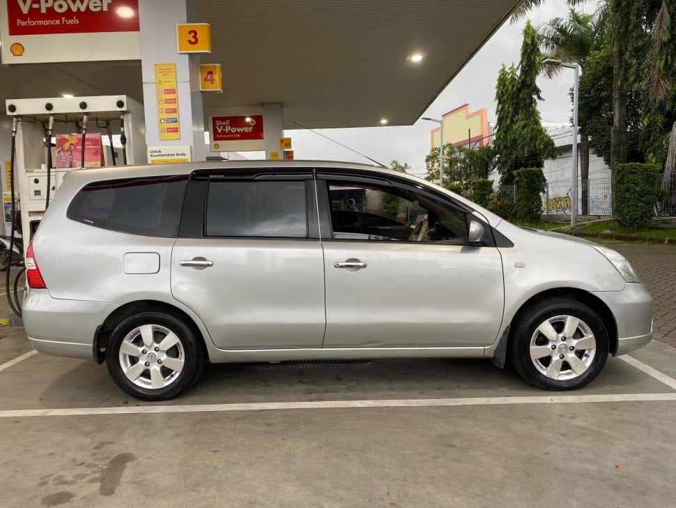 Nissan Grand Livina (2009). (OLX)