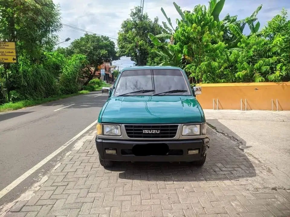 Isuzu Panther (2000). (OLX)