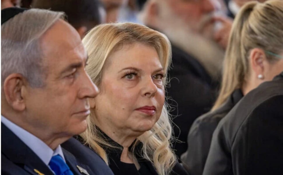 Sara Netanyahu (kanan) bersama sang suami, Benjamin Netanyahu. Sara disebut-sebut sebagai sosok yang paling berkuasa menentukan kebijakan Israel, termasuk soal perang. [Suara.com]