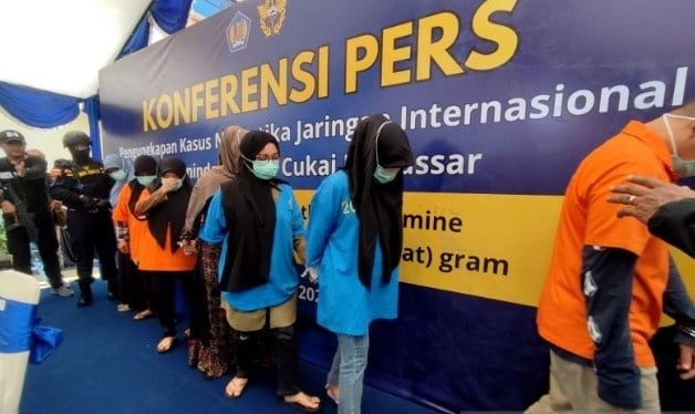 Sejumlah tersangka kurir pengedar narkotika digiring petugas di Kantor Bea Cukai Makassar, Kompleks Pelabuhan Makassar, Sulawesi Selatan, Sabtu (21/6/2025) [Suara.com/ANTARA]