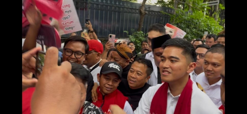 Kaesang Pangarep mencalonkan diri untuk kembali maju menjadi calon ketua umum Partai Solidaritas Indonesia. Ia datang langsung mendaftar ke Basecamp DPP PSI di Tanah Abang, Jakarta Pusat, Sabtu (21/6/2025). [Suara.com/Yaumal]