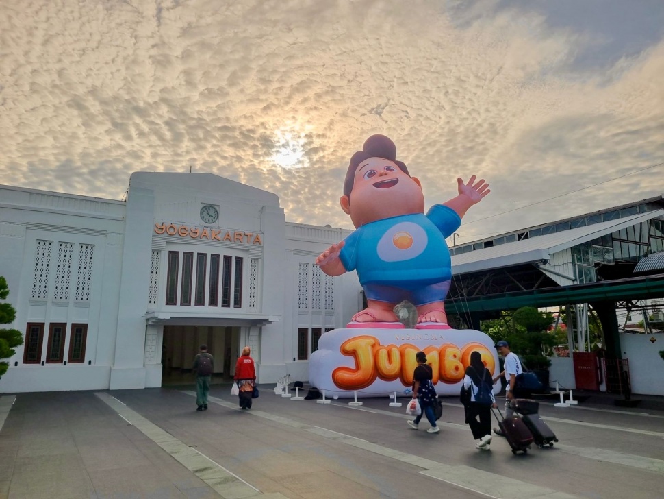 PT Kereta Api Indonesia (Persero) berkolaborasi dengan Visinema menghadirkan Balon Jumbo Dolan Neng Jogja, instalasi kreatif yang hadir mulai 18 hingga 30 Juni 2025.