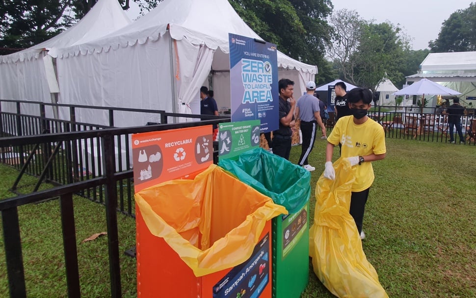 Petugas kebersihan yang menjaga lingkungan dengan memilah sampah dalam acara Mandiri Jogja Marathon 2025 di Candi Prambanan, Minggu (22/6/2025). [Hiskia/Suarajogja]