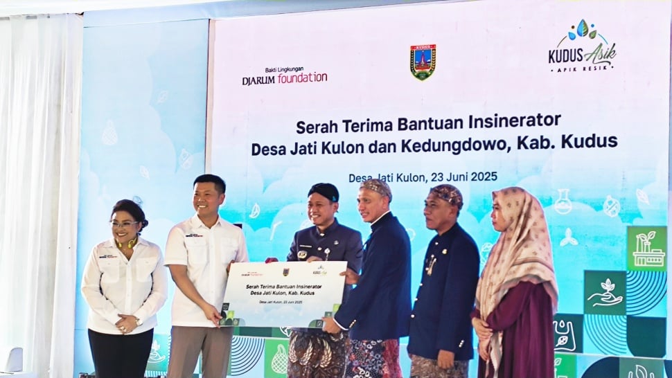 Bakti Lingkungan Djarum Foundation menyerahkan bantuan insinerator sampah kepada Pemerintah Kabupaten Kudus, Jawa Tengah, Senin(23/6/2025). (Reza/Suara.com) 