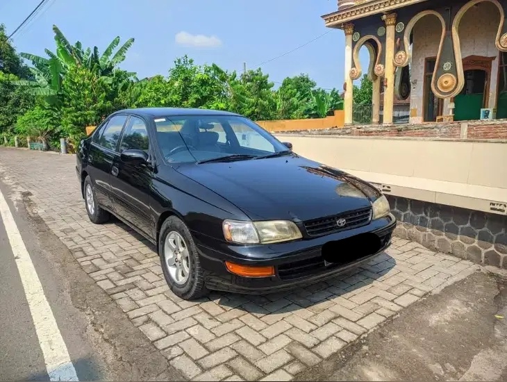 Toyota Corona (1994). (OLX)