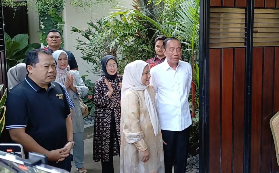 Presiden ke-7 Jokowi saat menemui warga dan relawan yang datang ke kediamannya, Sabtu (21/6/2025). [Suara.com/Ari Welianto]