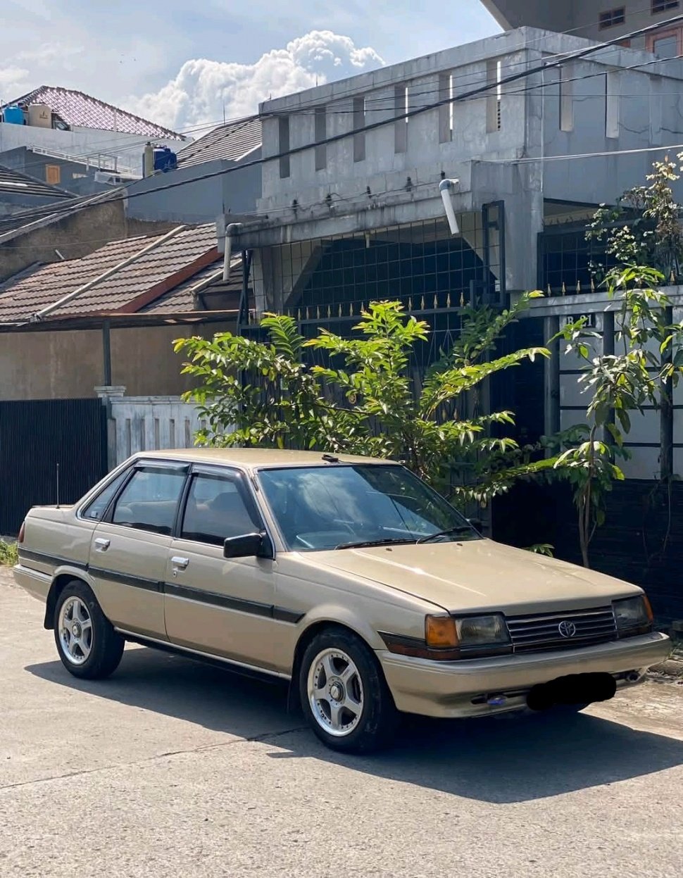 Toyota Corona (1985). (OLX)