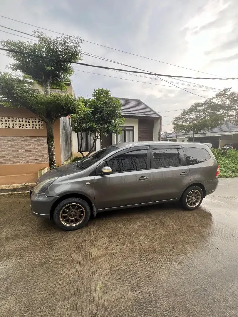 Nissan Grand Livina (2008). (OLX)