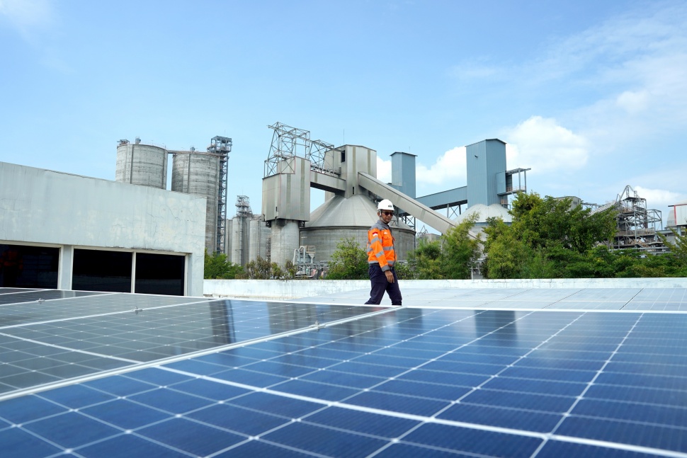 PT Semen Indonesia (Persero) Tbk (SIG) terus meningkatkan penggunaan energi baru terbarukan (EBT) melalui pengembangan Pembangkit Listrik Tenaga Surya (PLTS) sebagai sumber energi alternatif yang ramah lingkungan dan berkelanjutan di seluruh area operasi Perusahaan, salah satunya di pabrik Tuban, Jawa Timur. (Foto Ist)