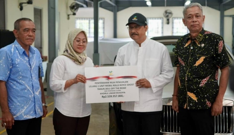 Menteri Sosial Saifullah Yusuf alias Gus Ipul menyerahkan mobil mewah Rolls-Royce kepada pemenang lelang seorang pengusaha asal Jawa Timur, Khoirul Umam Musoffah di Jakarta, Senin (24/6/2025). [Suara.com/Lilis]