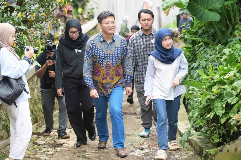 Summer Xia, Country Director British Council Indonesia sedang meninjau lahan perkebunan paprika dan arugula garapan CAI di Pasirlangu, Kabupaten Bandung Barat (Photo by: Feri Latief for British Council)