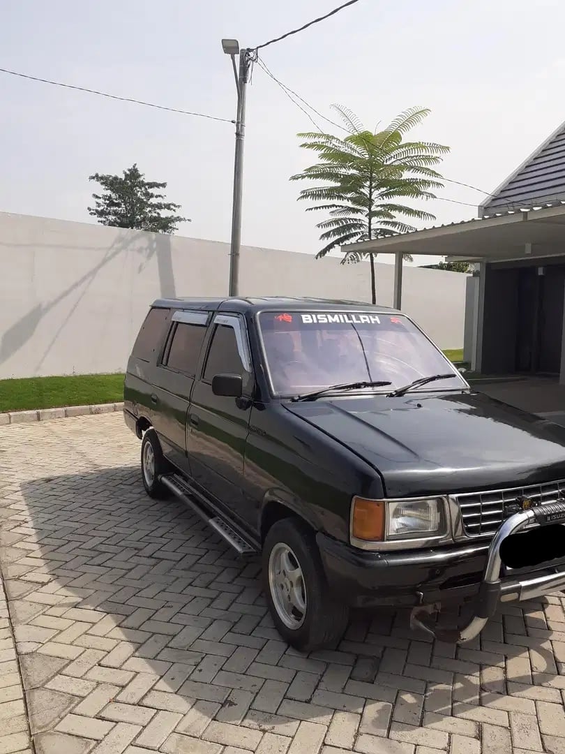 Isuzu Panther (1996). (OLX)