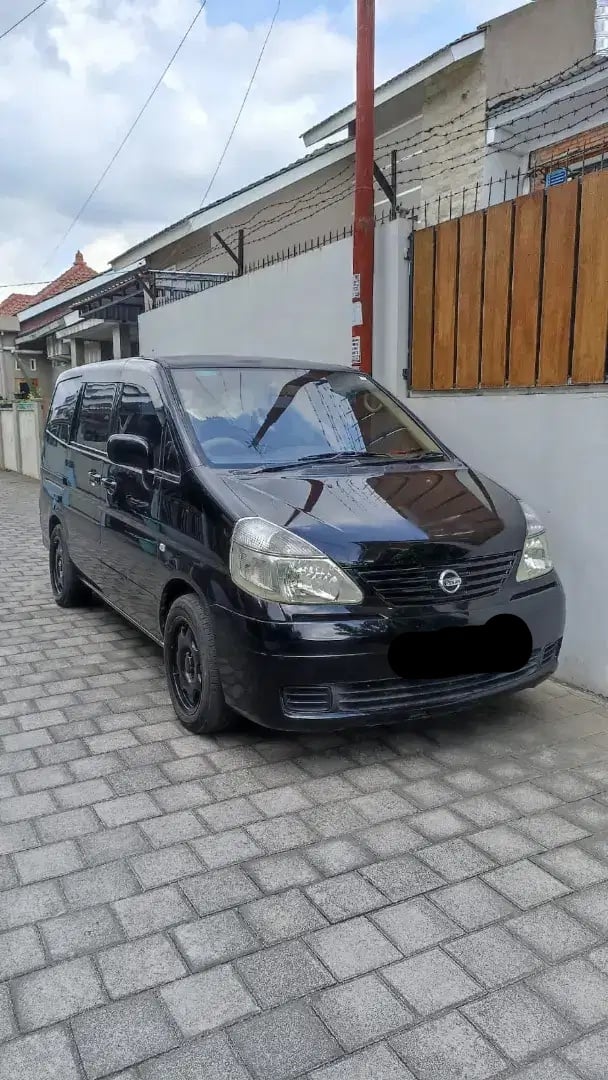 Nissan Serena (2005). (OLX)