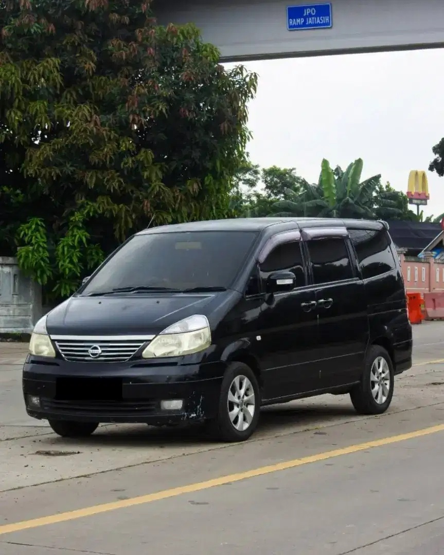 Nissan Serena (2004). (OLX)