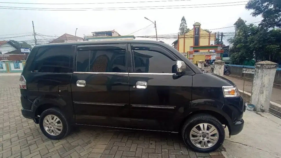 Suzuki APV (2005). (OLX)