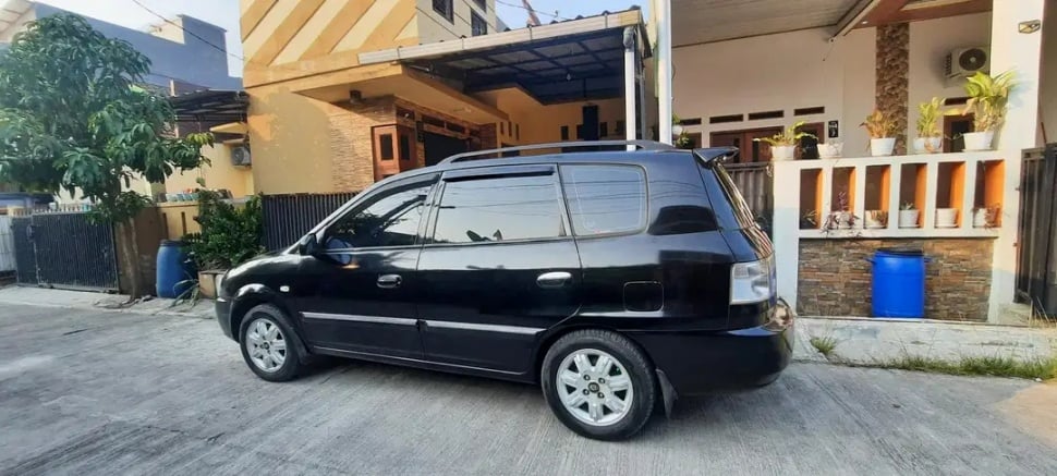 Kia Carens II (2004). (OLX)