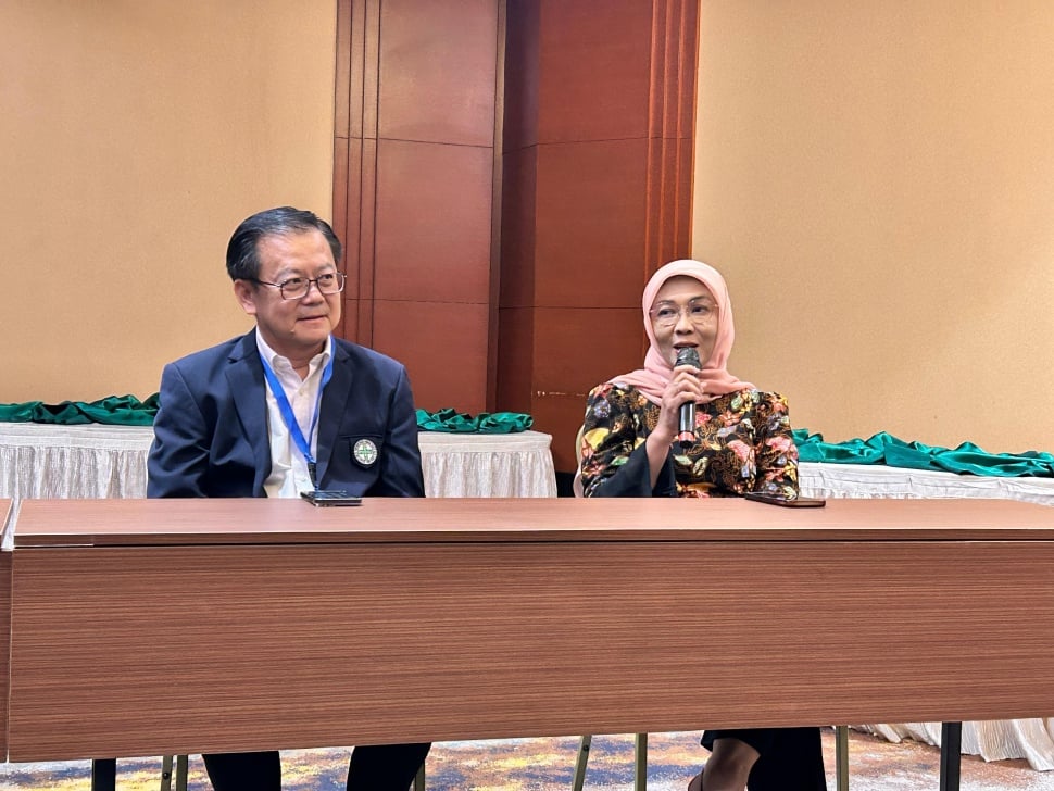 Kepala Dinas Kesehatan DKI Jakarta drg. Ani Ruspitawati saat konferensi pers Seminar dan Workshop Perumahsakitan PERSI Wilayah DKI Jakarta ke-5 & IRSJAM Expo 2025 di Hotel Bidakara, Jakarta Selatan, Selasa (24/6/2025) (Suara.com/Dini Afrianti)