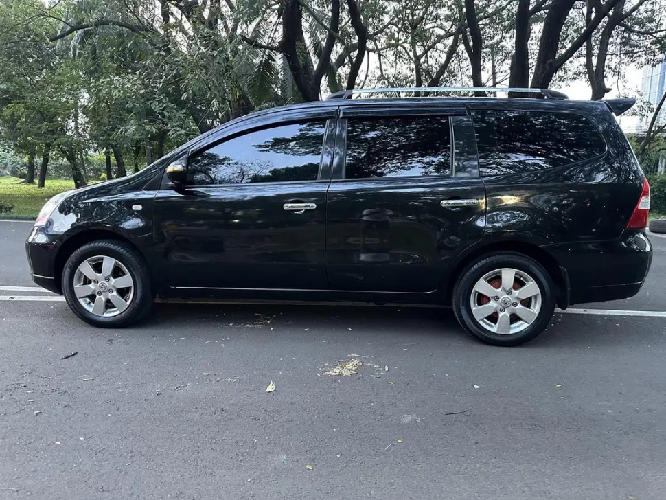 Nissan Grand Livina (2009). (OLX)