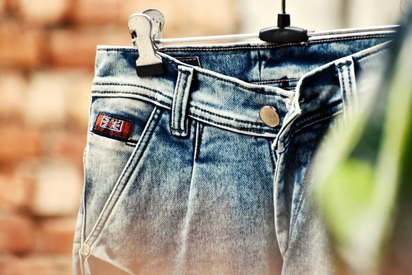 Celana denim atau celana jeans pria. [Pexels/mstudio]