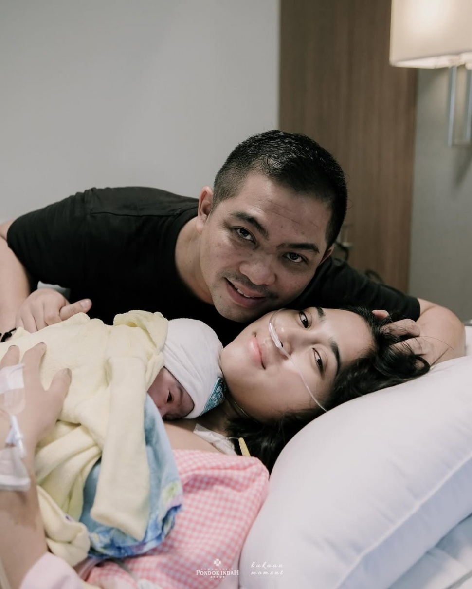 Ade Govinda bersama istri yang baru melahirkan dan si kecil [Instagram/ade_govinda]