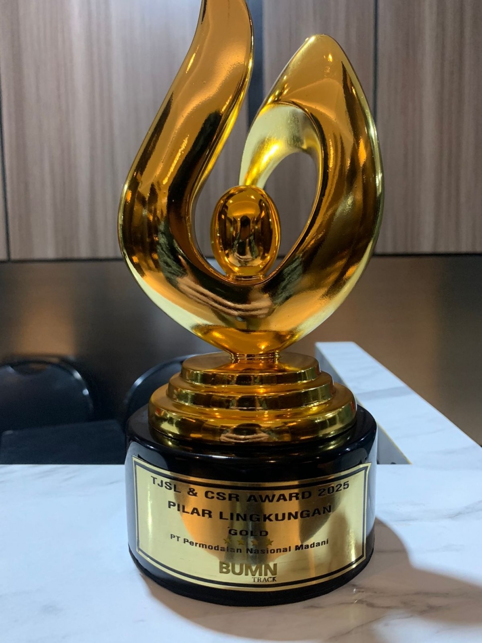 PT Permodalan Nasional Madani (PNM) kembali menorehkan prestasi melalui penghargaan kategori Gold dalam Pilar Lingkungan dalam ajang The 5th TJSL & CSR Awards 2025 yang diselenggarakan oleh BUMN Track di Jakarta (Dok: PNM)