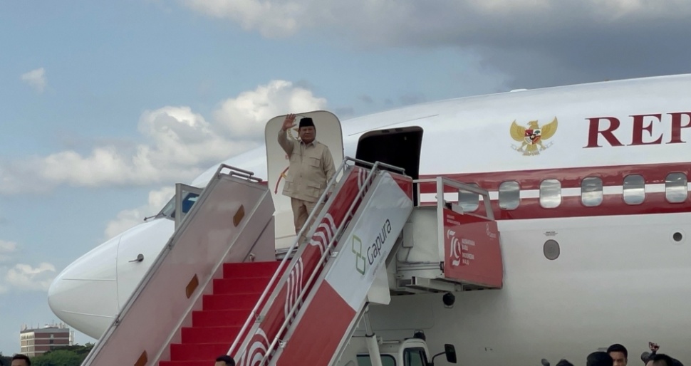 Presiden Prabowo Subianto saat hendak bertolak ke Arab Saudi di Pangkalan Udara TNI AU Halim Perdanakusuma, Jakarta Timur, Selasa (1/7/2025). [Suara.com/Novian] 