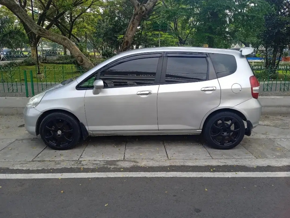 Honda Fit (2003). (OLX)