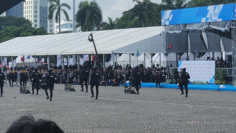 Parade robotik milik Polri dalam perayaan Hari Ulang Tahun (HUT) ke-79 Bhayangkara di Kawasan Monumen Nasional (Monas), Jakarta Pusat pada Selasa (1/7/2025). [Suara.com/Fakhri]