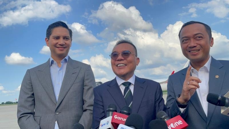 Wakil Ketua DPR Sufmi Dasco Ahmad (tengah) memberikan pernyataan terkait nama yang akan mengisi posisi Duta Besar Indonesia untuk Amerika Serikat. [Suara.com/Novian]