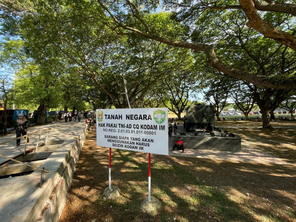 Plang dari Kodam Iskandar Muda di Lapangan Blang Padang, Banda Aceh. [Suara.com/Kontri/Iskandar].