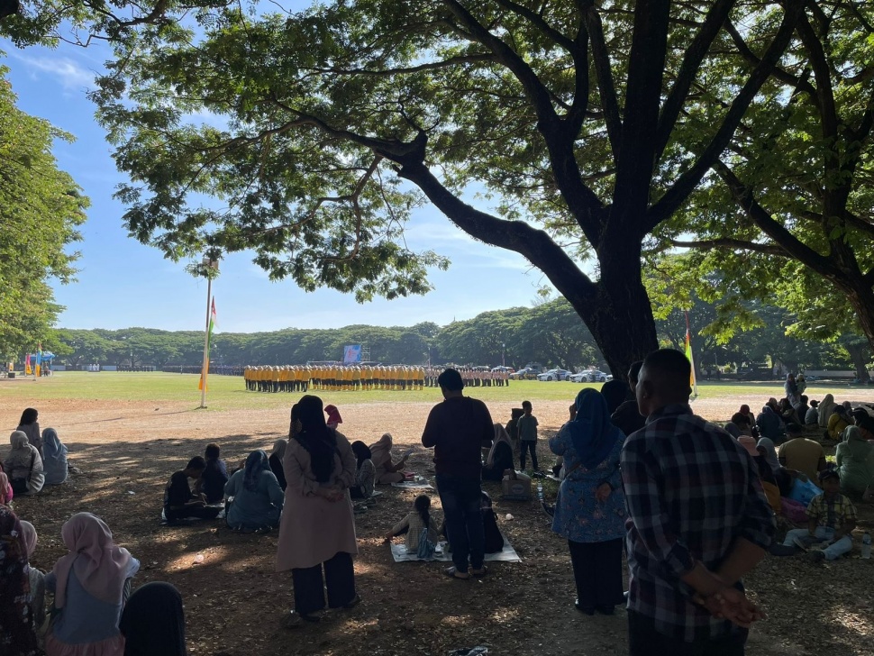 Sejumlah masyarakat melihat upacara pada peringatan Hari Ulang Tahun (HUT) Bhayangkara ke-79 yang digelar di Lapangan Blang Padang, Banda Aceh, Selasa, 1 Juni 2025. [Suara.com/Kontri/Iskandar].
