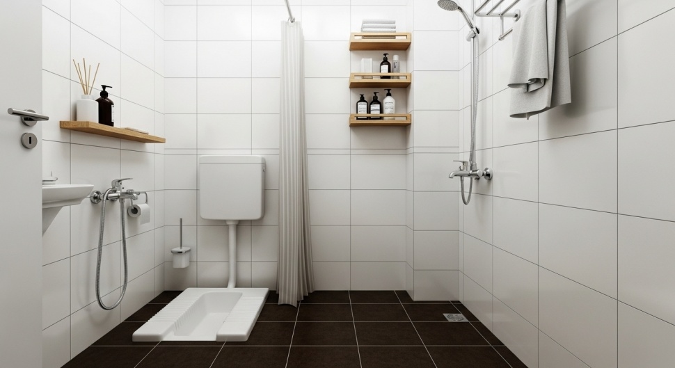 Desain kamar mandi minimalis 2x2 meter dengan WC jongkok modern dan shower tirai (Google AI)