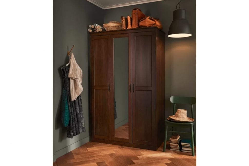 Inspirasi lemari pakaian untuk kamar tidur minimalis. (Ikea)