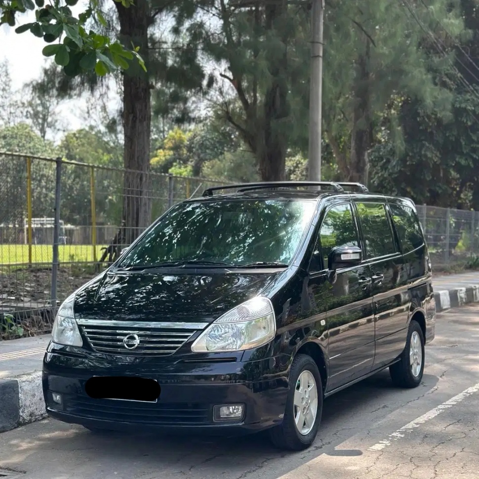 Nissan Serena (2005). (OLX)