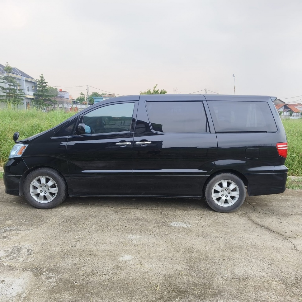 Toyota Alphard (2004). (OLX)